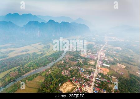 Vista aerea da una mongolfiera sulla città di Vang Vieng, il fiume Nam Song e le montagne calcaree. Vang Vieng, Laos, Sud-est asiatico Foto Stock