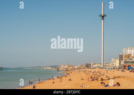 Brighton UK 25 maggio 2020: Brighton spiaggia su una bella festa della Banca Lunedi mattina Foto Stock