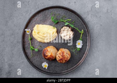 Polpettine di carne di pollo fatti in casa con salsa, purè di patate Foto Stock