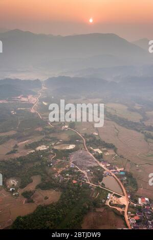 Vista aerea da una mongolfiera sulla città di Vang Vieng e le montagne calcaree all'alba. Vang Vieng, Laos, Sud-est asiatico Foto Stock