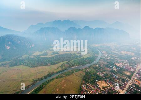 Vista aerea da una mongolfiera sulla città di Vang Vieng, il fiume Nam Song e le montagne calcaree. Vang Vieng, Laos, Sud-est asiatico Foto Stock