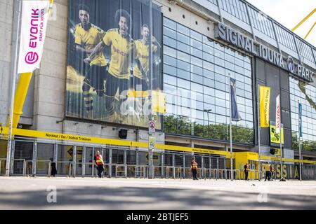 Dortmund, Germania. 26 Maggio 2020. Calcio: Bundesliga, Borussia Dortmund - FC Bayern Monaco, 28° incontro al Signal Iduna Park. Le cartelle si trovano all'esterno dei cancelli bloccati del segnale Iduna Park. Credit: Marcel Kusch/dpa/Alamy Live News Foto Stock