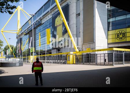 Dortmund, Germania. 26 Maggio 2020. Calcio: Bundesliga, Borussia Dortmund - FC Bayern Monaco, 28° incontro al Signal Iduna Park. Le cartelle si trovano all'esterno dei cancelli bloccati del segnale Iduna Park. Credit: Marcel Kusch/dpa/Alamy Live News Foto Stock