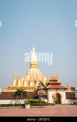 PHA che Luang: Oro coperto Stupa buddista nel centro della città di Vientiane. Laos, Sud-est asiatico Foto Stock