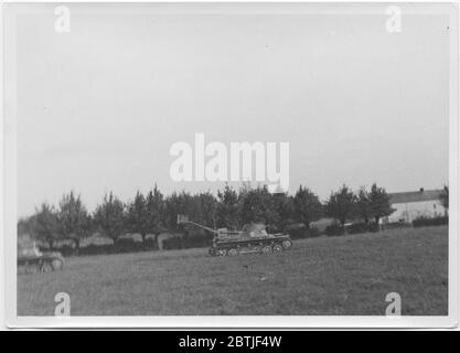 Fotografie che illustrano attività militari in Francia, maggio - giugno 1940. Incluse fotografie di Rommel, Guderiano, Dreuz, Bottcher, il generale italiano Garaboldi, Lucie Rommel, colpi di Rommel con Hitler. Fotografie di attrezzature e truppe in arrivo e in azione, dalla collezione personale di Rommel. Foto Stock