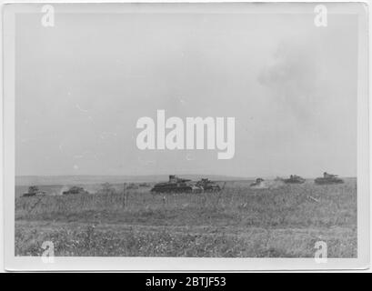 Fotografie che illustrano attività militari in Francia, maggio - giugno 1940. Incluse fotografie di Rommel, Guderiano, Dreuz, Bottcher, il generale italiano Garaboldi, Lucie Rommel, colpi di Rommel con Hitler. Fotografie di attrezzature e truppe in arrivo e in azione, dalla collezione personale di Rommel. Foto Stock