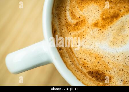 Tema barista. Tazza bianca di cappuccino fresco fatto in schiuma primo piano Foto. Foto Stock