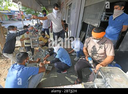 Beawar, India. 24 maggio 2020. Volontari di Shri RAM Sena fa l'alimentatore di uccelli come vasi d'acqua 'Parindaa' per gli uccelli nella stagione estiva, in mezzo in corso in tutto il paese COVID-19 blocco, a Beawar, Rajasthan. (Foto di Sumit Saraswat/Pacific Press) Credit: Pacific Press Agency/Alamy Live News Foto Stock