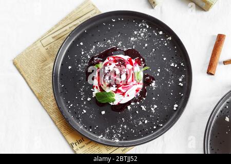 meringa nidifica con crema di fragole e pavlova di fragole fresche Foto Stock