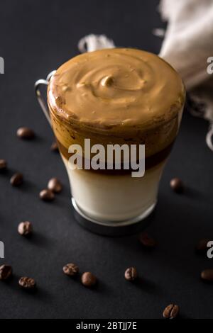 Caffè cremoso ghiacciato dalgona su sfondo nero Foto Stock