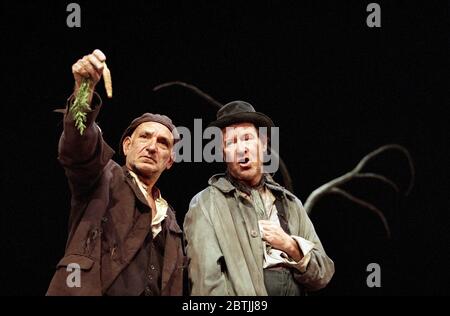 l-r: Ben Kingsley (Estragon), Alan Howard (Vladimir) in ATTESA DI GODOT di Samuel Beckett al Teatro Old Vic, Londra SE1 27/06/1997 design: John Gunter regista: Peter Hall Foto Stock