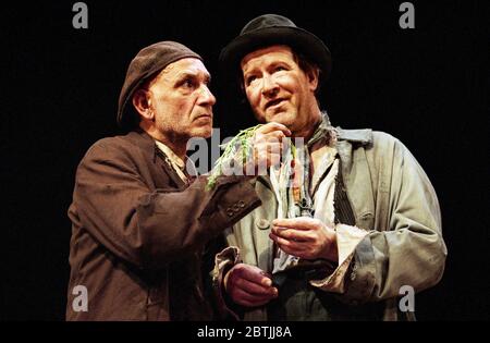 l-r: Ben Kingsley (Estragon), Alan Howard (Vladimir) in ATTESA DI GODOT di Samuel Beckett al Teatro Old Vic, Londra SE1 27/06/1997 design: John Gunter regista: Peter Hall Foto Stock