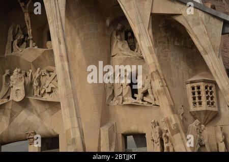 Il Tempio Basílica i Expiani de la Sagrada Família è una grande chiesa cattolica romana incompiuta di Barcellona, progettata dall'architetto catalano Antoni Foto Stock