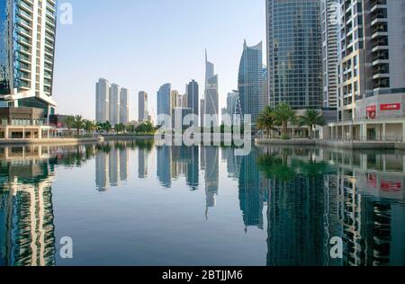 Dubai / Emirati Arabi Uniti - 26 maggio 2020: Vista panoramica dei grattacieli delle Jumeirah Lakes Towers con lago artificiale e parco. Edifici residenziali in JLT. Bellissima Foto Stock