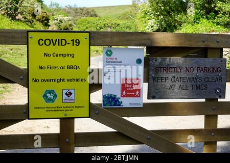 Shipley Bridge, Dartmoor, Regno Unito. 26 Maggio 2020. I cartelli di avvertenza New Covid-19 vietano i veicoli da campeggio, barbecue e da notte su Dartmoor . Credit: Julian Kemp/Alamy Live News Foto Stock