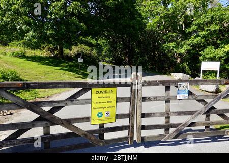 Shipley Bridge, Dartmoor, Regno Unito. 26 Maggio 2020. I cartelli di avvertenza New Covid-19 vietano i veicoli da campeggio, barbecue e da notte su Dartmoor . Credit: Julian Kemp/Alamy Live News Foto Stock