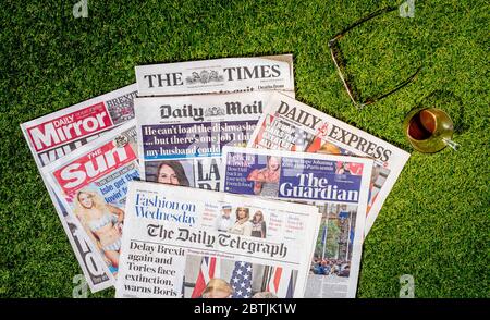 Pila di giornali inglesi dal Regno Unito Foto Stock