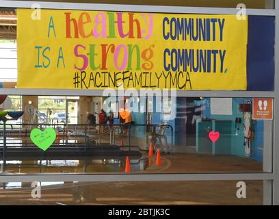 Mount Pleasant, Wisconsin, Stati Uniti. 26 Maggio 2020. Il ramo Sealed Air della Famiglia Racine YMCA nel Villaggio di Mount Pleasant, Wisconsin, è tra le ys che riaperto Martedì 26 maggio 2020 come Gov. Tony EversÃ Safer at Home Order scade ufficialmente. Tuttavia, la Corte Suprema del Wisconsin aveva precedentemente stabilito l’ordine incostituzionale e un mosaico di ordinanze locali governano le aperture. La Y ha una frequenza limitata in classe e ha frequenti pulizie. Credit: Mark Hertzberg/ZUMA Wire/Alamy Live News Foto Stock