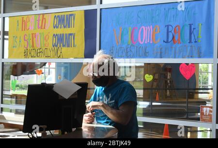 Mount Pleasant, Wisconsin, Stati Uniti. 26 Maggio 2020. Il ramo Sealed Air della Famiglia Racine YMCA nel Villaggio di Mount Pleasant, Wisconsin, è tra le ys che riaperto Martedì 26 maggio 2020 come Gov. Tony EversÃ Safer at Home Order scade ufficialmente. Tuttavia, la Corte Suprema del Wisconsin aveva precedentemente stabilito l’ordine incostituzionale e un mosaico di ordinanze locali governano le aperture. La Y ha una frequenza limitata in classe e ha frequenti pulizie. Credit: Mark Hertzberg/ZUMA Wire/Alamy Live News Foto Stock