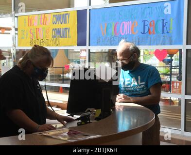 Mount Pleasant, Wisconsin, Stati Uniti. 26 Maggio 2020. Il ramo Sealed Air della Famiglia Racine YMCA nel Villaggio di Mount Pleasant, Wisconsin, è tra le ys che riaperto Martedì 26 maggio 2020 come Gov. Tony EversÃ Safer at Home Order scade ufficialmente. Tuttavia, la Corte Suprema del Wisconsin aveva precedentemente stabilito l’ordine incostituzionale e un mosaico di ordinanze locali governano le aperture. La Y ha una frequenza limitata in classe e ha frequenti pulizie. Credit: Mark Hertzberg/ZUMA Wire/Alamy Live News Foto Stock