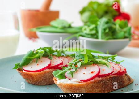 Focaccia al rosmarino ritorto italiano, ricotta, verdure fresche ed erbe da giardino, rafano, rucola, insalata di mais, piselli e latte, woo Foto Stock