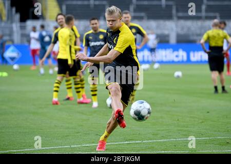 Dortmund, Germania. 26 Maggio 2020. Calcio: Bundesliga, 28° incontro, Borussia Dortmund - FC Bayern Monaco di Baviera al Signal Iduna Park. Erling Haaland di Dortmund si riscalda. NOTA IMPORTANTE: Secondo le normative del DFL Deutsche Fußball Liga e del DFB Deutscher Fußball-Bund, è vietato utilizzare o utilizzare nello stadio e/o nel gioco foto scattate sotto forma di sequenze e/o serie di foto di tipo video. Credit: Federico Gambarini/dpa-Pool/dpa/Alamy Live News Foto Stock