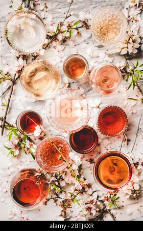 Varie sfumature di vino rosa su sfondo di marmo bianco Foto Stock