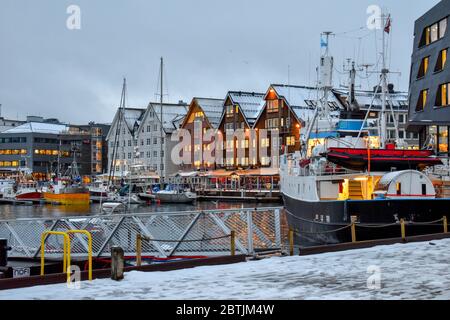 Barche nel porto sul circolo polare di congelamento, Tromso Foto Stock