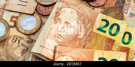 Valuta reale, denaro dal brasile. Banconote e monete brasiliane. Dinheiro, Reais, Real brasileiro, Real brasiliano. Foto Stock