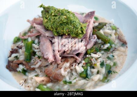 Un coniglio gourmet e risotto con asparagi e un dollop di pesto servito in un B&B a Notre Dame Des Bois, Eastern Townships, Quebec, Canada. Foto Stock