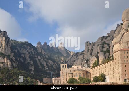 Montserrat è una catena montuosa a più vette nei pressi di Barcellona, in Catalogna, Spagna. Fa parte della catena pre-costiera catalana Foto Stock