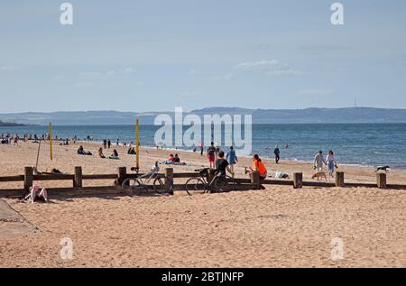 Portobello, Edimburgo, Scozia, Regno Unito. 26 maggio 2020. Atmosfera più rilassata al mare nel tardo pomeriggio, quando la Scozia si avvicina alla fine della fase 1 di Coronavirus Lockdown. Temperatura di 19 gradi e soleggiata. Le persone si divertono a sedersi sulla spiaggia sabbiosa con meno apprensione di essere spostati. Foto Stock