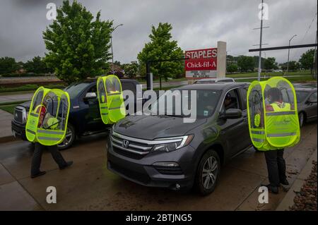 Manhattan, Kansas, Stati Uniti. 25 Maggio 2020. I dipendenti di Chick-fil-a indossano capanne impermeabili per prendere gli ordini durante una tempesta di pioggia il Memorial Day. Credit: Luke Townsend/ZUMA Wire/Alamy Live News Foto Stock