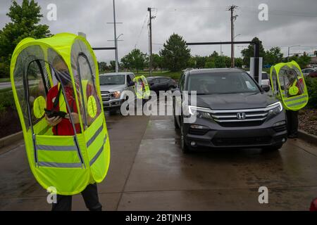 Manhattan, Kansas, Stati Uniti. 25 Maggio 2020. I dipendenti di Chick-fil-a indossano capanne impermeabili per prendere gli ordini durante una tempesta di pioggia il Memorial Day. Credit: Luke Townsend/ZUMA Wire/Alamy Live News Foto Stock