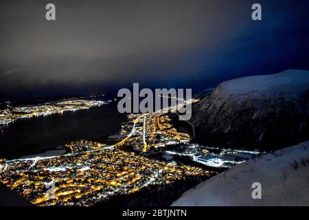 Vista notturna sul fiordo Tromso Foto Stock