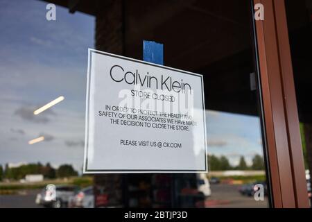 Un cartello chiuso è visibile in un negozio Calvin Klein nei Woodburn Premium Outlets in Oregon il fine settimana del Memorial Day durante la pandemia del coronavirus. Foto Stock