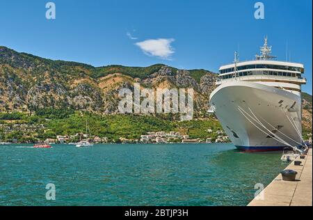 Cattaro, Montenegro, un'attracco per crociere in mare ormeggiato nella baia di Boka Kotor nel porto di Cattaro Foto Stock