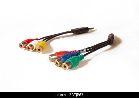 Set di connettori video isolati su sfondo bianco.adattatore per il problema del segnale video dal computer Foto Stock