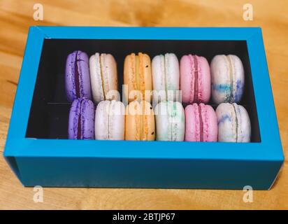 maccheroni biscotti francesi dolci e colorati, dessert in scatola, su sfondo chiaro, primo piano Foto Stock