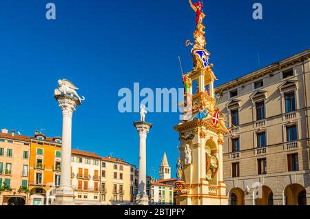 Colonne con leone alato e statue in Piazza dei Signori, centro storico della città di Vicenza, Veneto, Italia Foto Stock