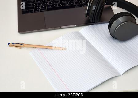 Composizione piatta con cuffie, computer portatile e spazio per la copia Foto Stock