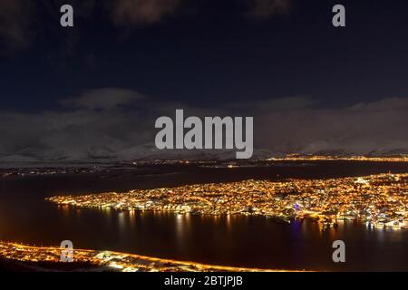 Vista notturna sulla città di Tromso situata sul fiordo Foto Stock