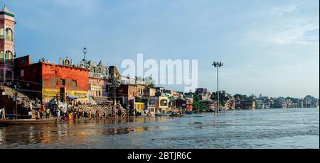 India, Varanasi - Uttar Pradesh stato, 31 luglio 2013. Vista panoramica sul lungomare di Varanasi all'alba. Foto Stock