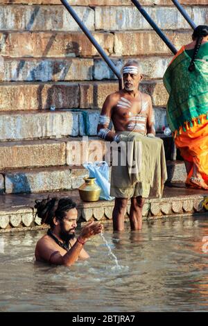 India, Varanasi - Uttar Pradesh stato, 31 luglio 2013. Sulle rive del fiume Gange, alcuni indù dicono le loro preghiere all'alba. Foto Stock