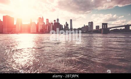 Skyline di New York City visto da Brooklyn al tramonto, tonalità colore applicate, Stati Uniti. Foto Stock