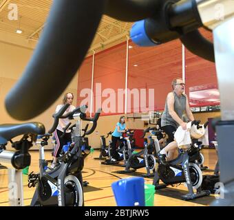 Mount Pleasant, Wisconsin, Stati Uniti. 26 Maggio 2020. Il ramo Sealed Air della famiglia Racine YMCA nel Villaggio ha riaperto martedì. La YMCA ha una frequenza limitata in classe e ha frequenti pulizie. Credit: Mark Hertzberg/ZUMA Wire/Alamy Live News Foto Stock