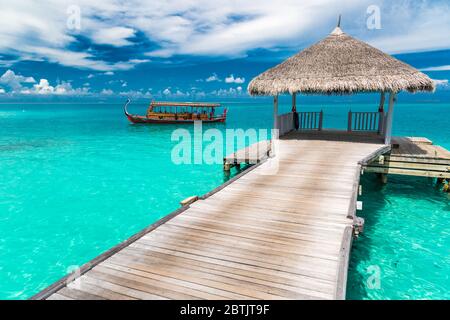 Lussuosa spa sull'acqua nella laguna tropicale blu delle Maldive. Vista mare e atmosfera estiva Foto Stock