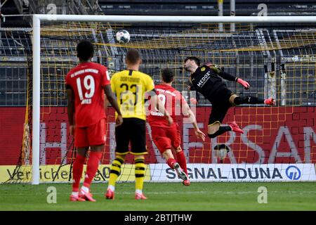 Il portiere di Dortmund Roman Buerki, a destra, non riesce a salvare un colpo di Joshua Kimmich di Monaco durante la partita di calcio tedesca della Bundesliga tra Borussia Dortmund e l'FC Bayern Monaco di Baviera a Dortmund, Germania. Foto Stock