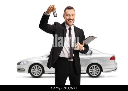Uomo che tiene le chiavi dell'automobile da un'automobile argentata e da una cartella con un documento isolato su sfondo bianco Foto Stock