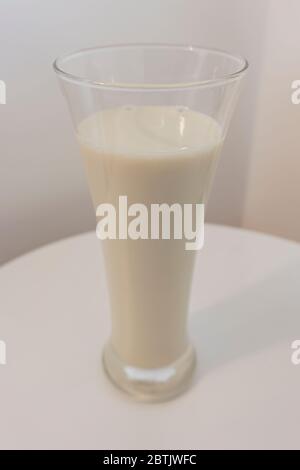 bicchiere di latte su fondo bianco Foto Stock